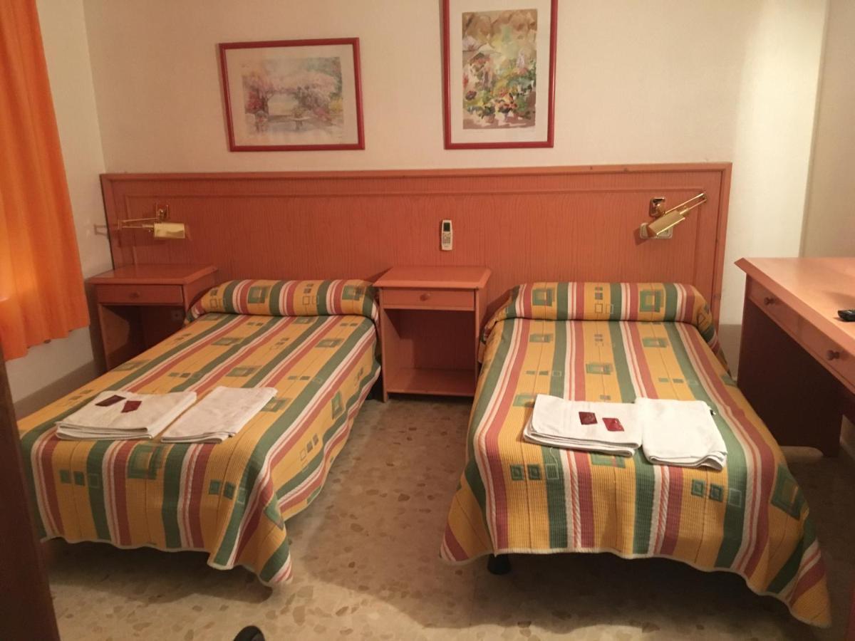 Hostal Carlos III El Ejido Eksteriør billede